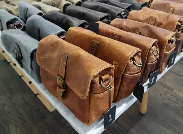 Sacs photo ONA alignés, cuir et toile cirée